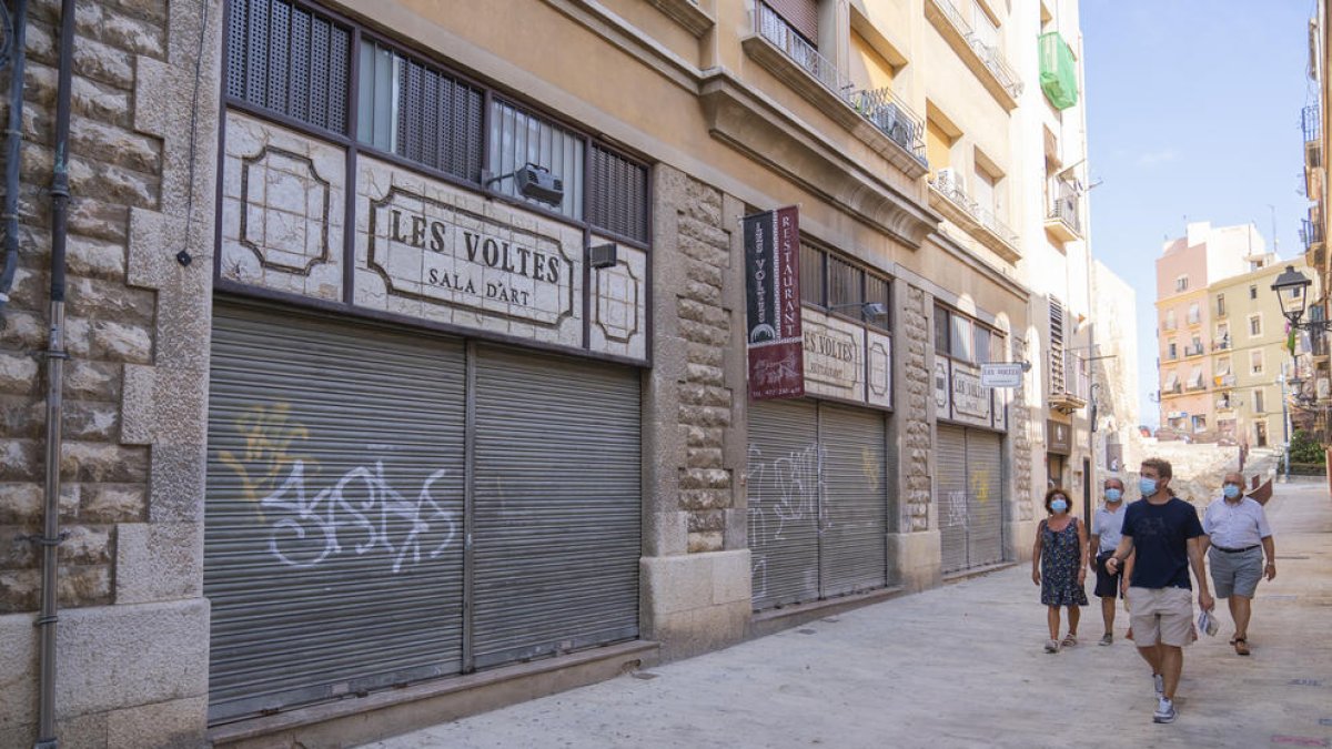El restaurant Les Voltes, al carrer Trinquet Vell de la Part Alta de Tarragona, va abaixar la persiana el passat diumenge 22 d'agost.