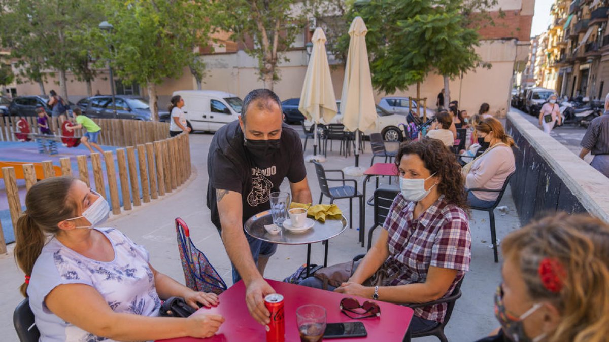 El bar Racó dels Amics es troba a la plaça dels Infants, al Barri del Port de Tarragona.