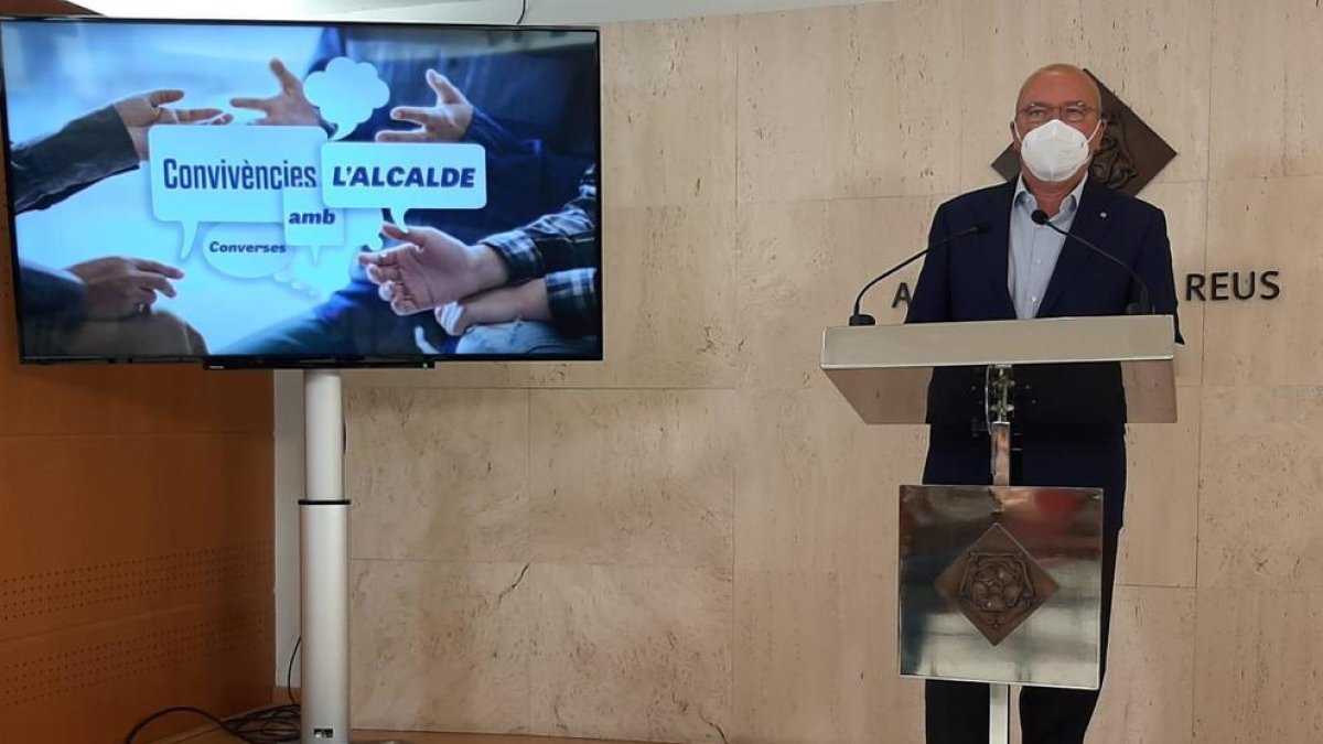 Imatge de Carles Pellicer durant la presentació del programa 'Convivències amb l'alcalde'.