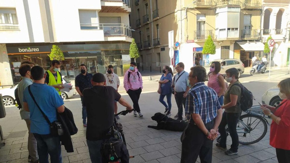 Imagen de los representantes de las entidades junto con técnicos del Ayuntamiento y de la empresa encargada de la redacción del plan.