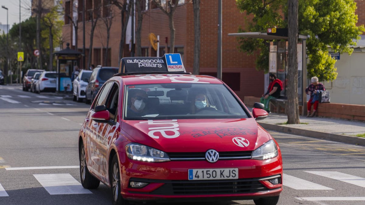 A diferència de la resta d'onades de la pandèmia, la cinquena és la que més està afectant les autoescoles de la ciutat.