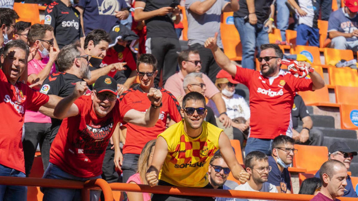 Los aficionados celebrando uno de los goles de los grana.