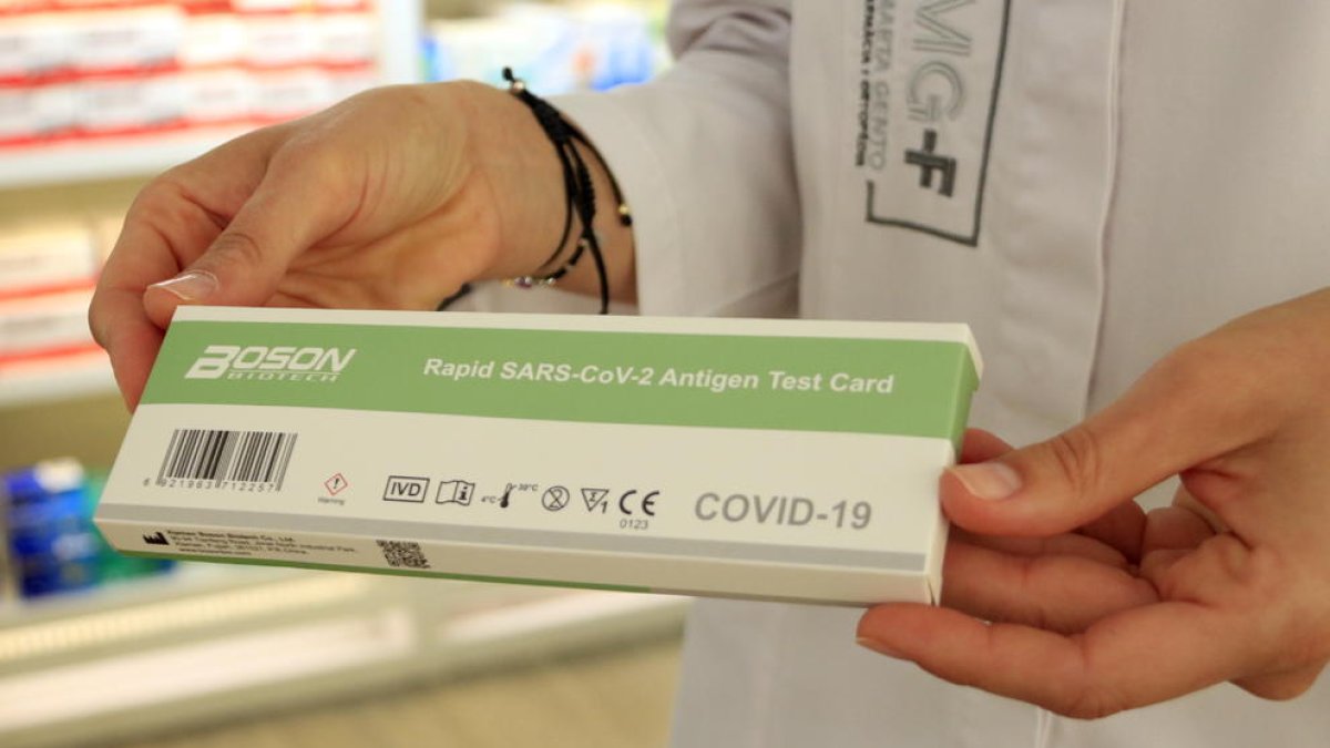 Una caja de un test|tiesto de antígenos rápido de la covid-19 en una farmacia.