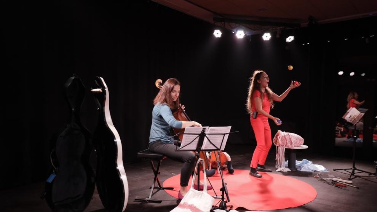 L'actriu Clara del Ruste i la violoncel·lista Júlia Pérez Luque, durant l'espectacle.