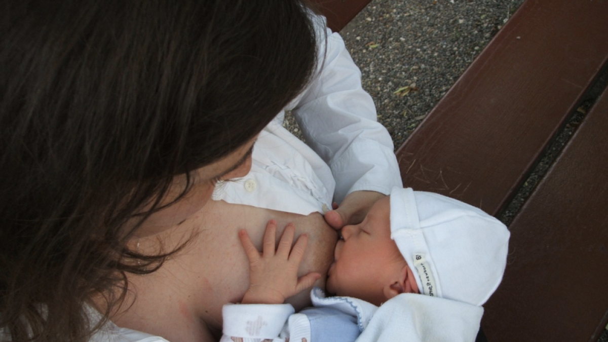 Una mujer amamanta a su hijo.