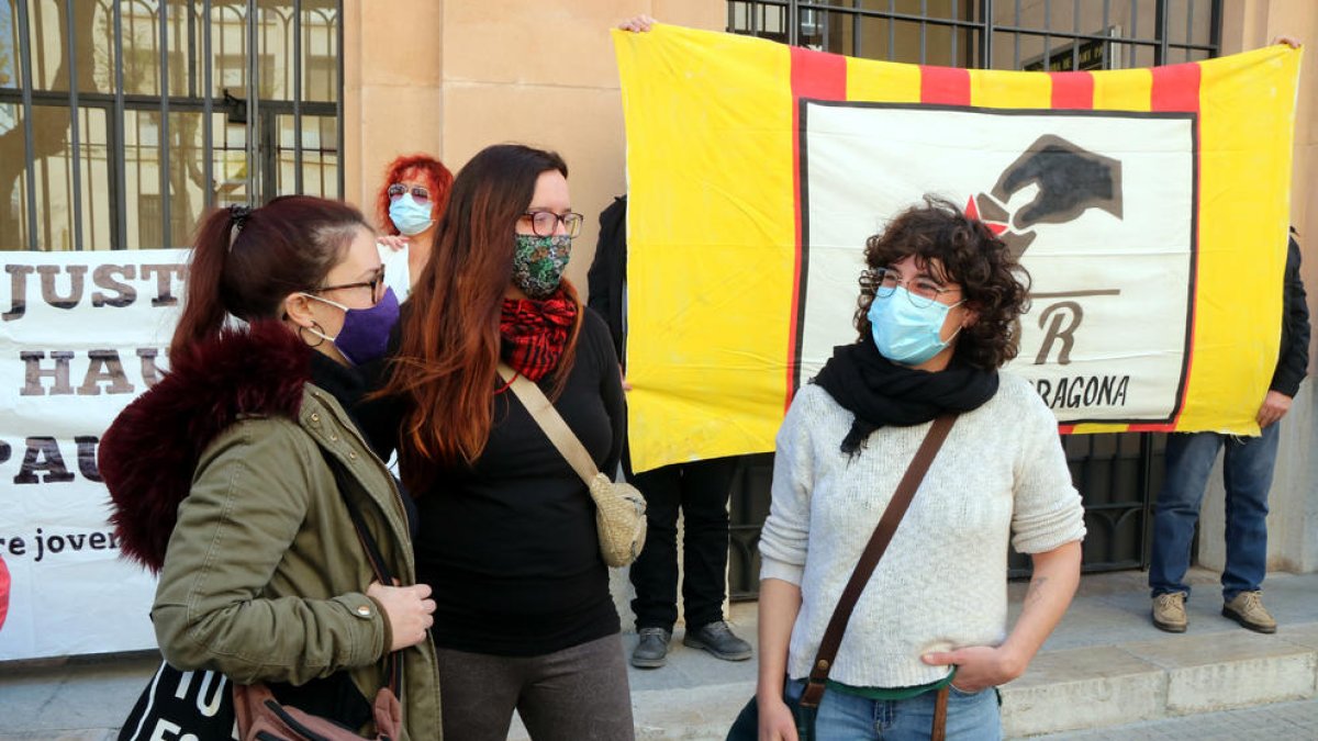 Pla americano de Sara Estalella (derecha), encausada por la huelga general del 21-F de 2019 en Tarragona, ante los juzgados.