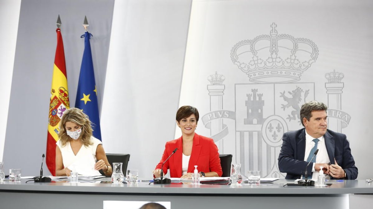 La portaveu del govern espanyol, Isabel Rodríguez, amb la vicepresidenta segona, Yolanda Díaz, i el ministre d'Inclusió, José Luis Escrivá.