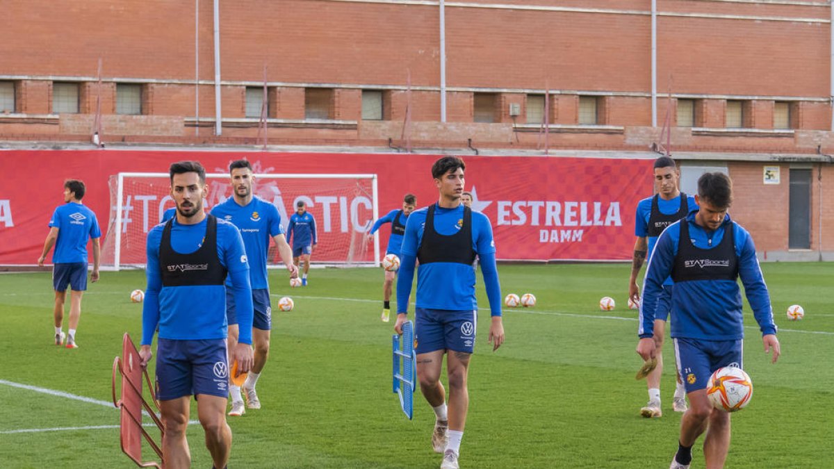 Los jugadores del Nàstic en el Anexo del Nou Estadi durante el primer entrenamiento del equipo después de las vacaciones de Navidad.