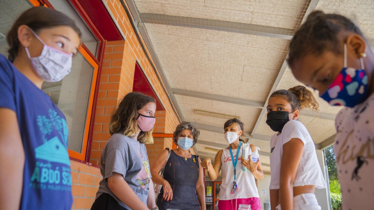 La concejal de Bienestar Social, Montserrat Vilella durante la visita a uno de los casales 'Convive el verano'.