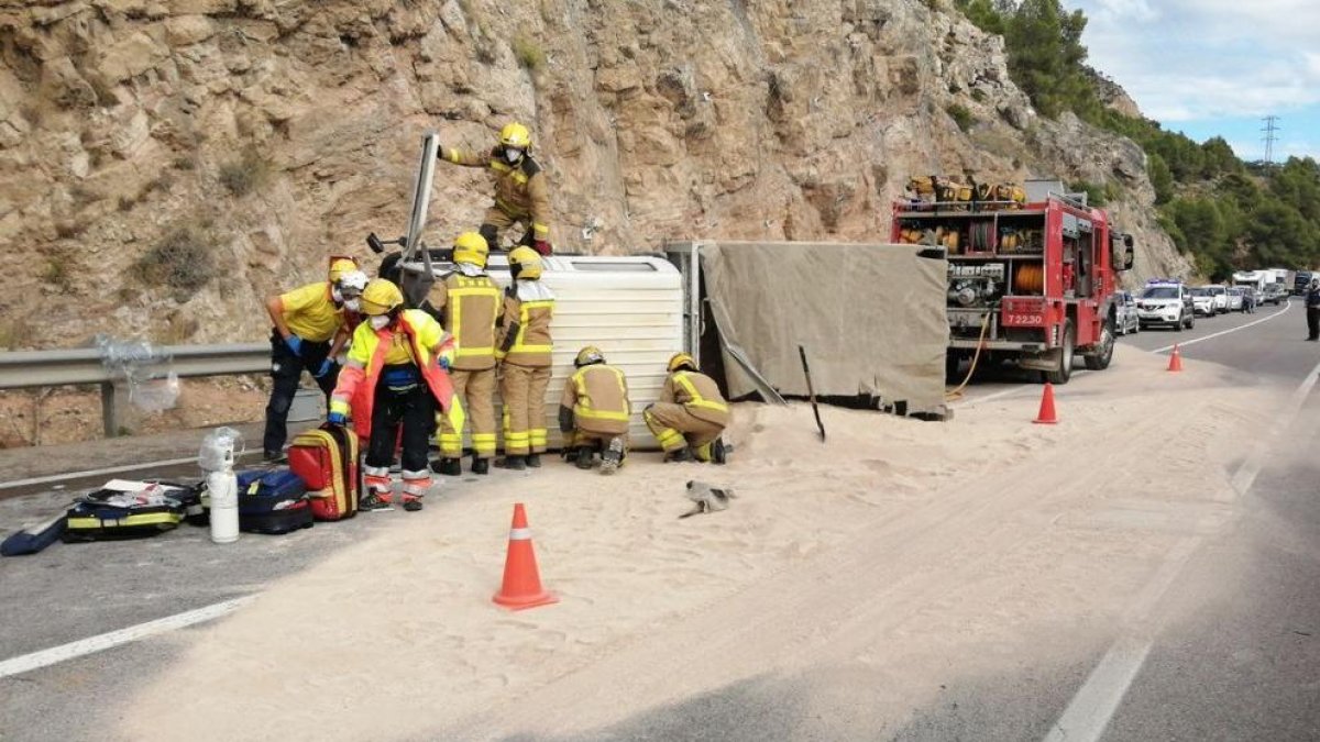 Els Bombers han rescatat el conductor del camió.