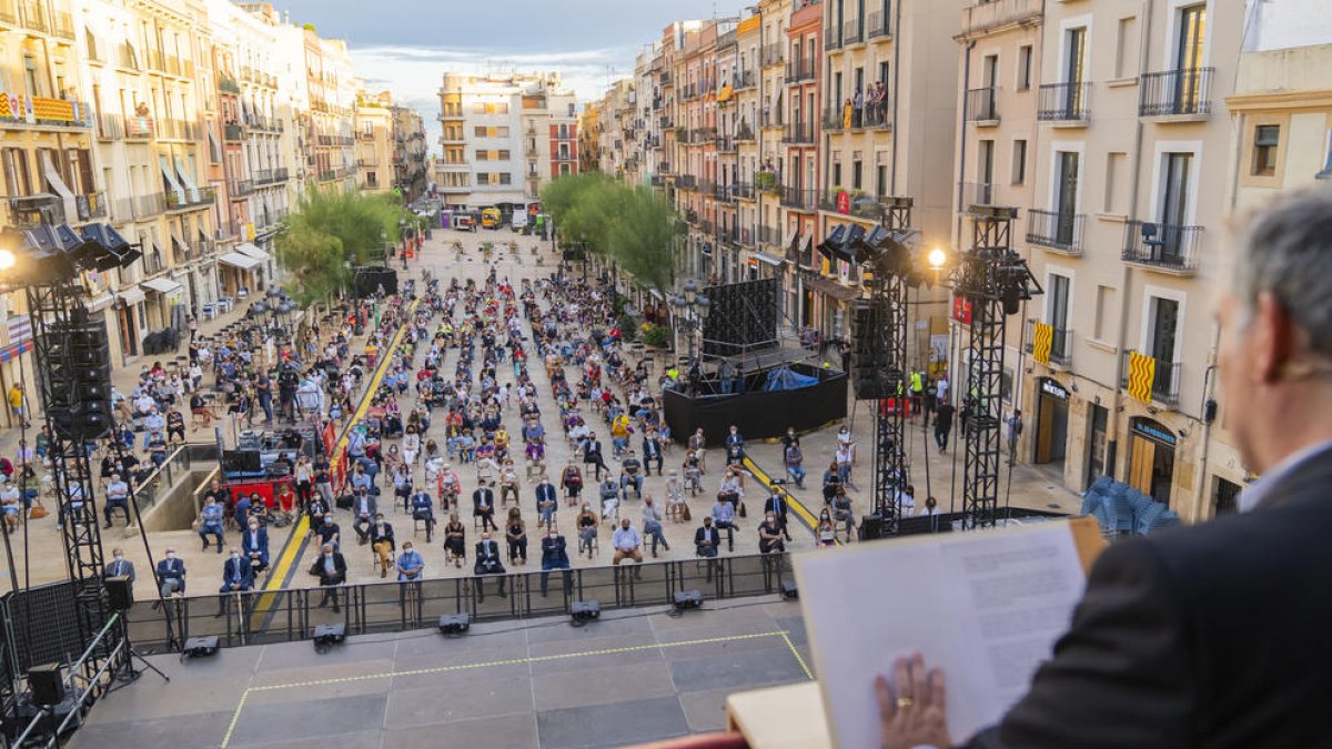 El pregó es va fer amb públic assegut en cadires a la plaça de la Font que, a diferència de l'any passat, no va tenir tants seients buits.