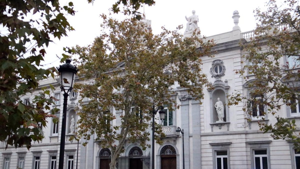 Imagen del edificio del Tribunal Supremo, custodiado por la policía.