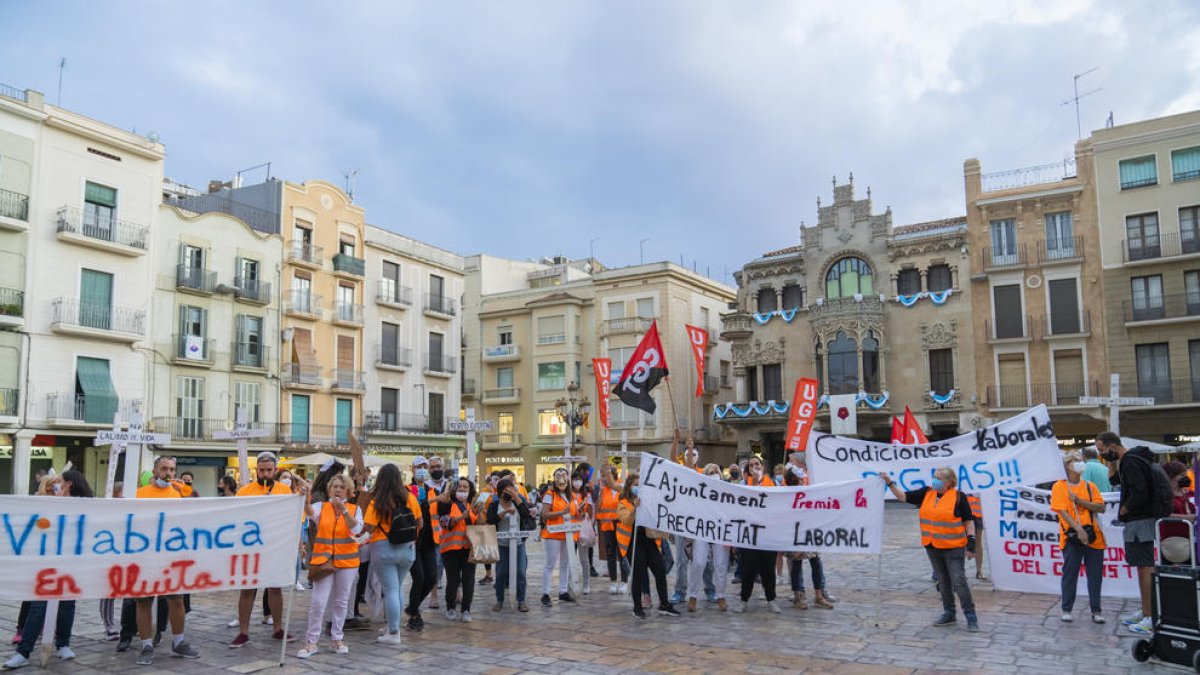 La plantilla concentrada al Mercadal amb pancartes de «l'Ajuntament premia la precarietat».