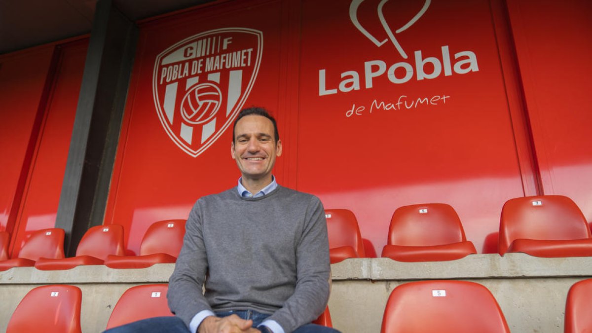 El president del CF Pobla de Mafumet,  Eduardo Loma-Ossorio Gómez, a l'estadi municipal.