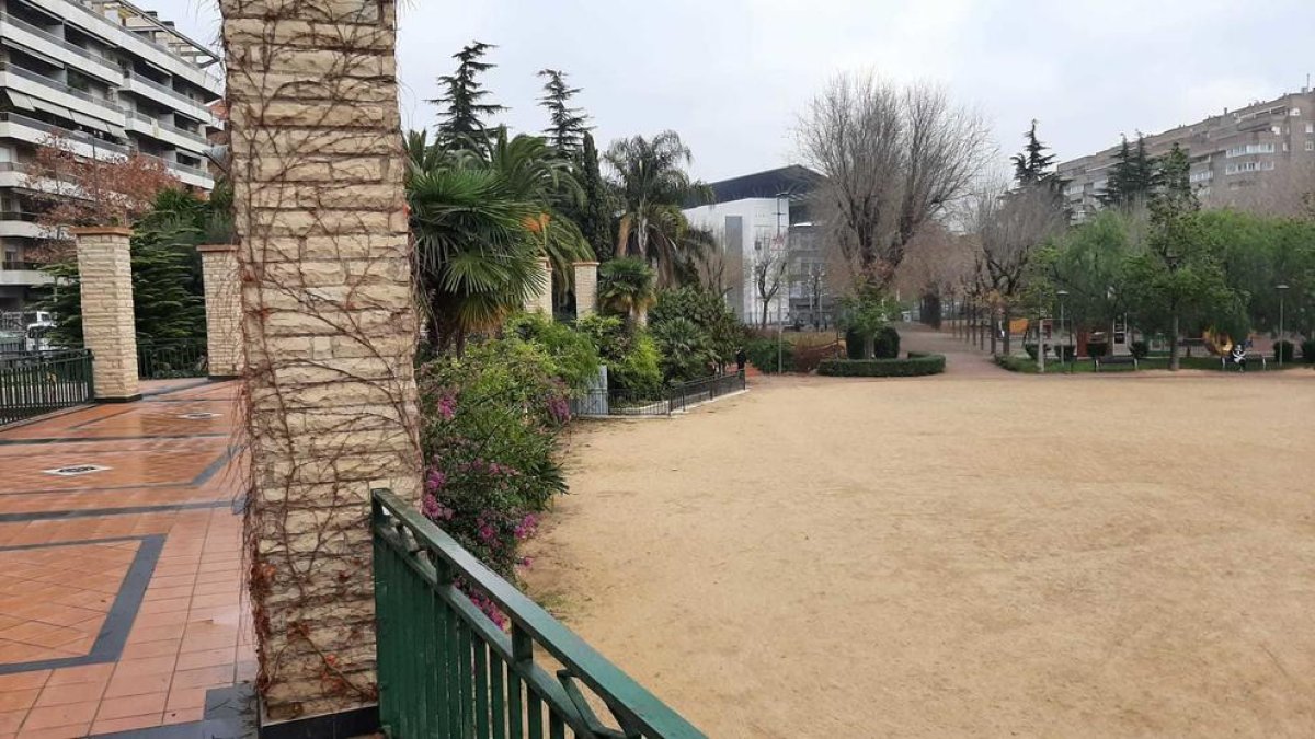 El parc Sant Jordi des de la perspectiva de l'entrada pel carrer d'Antoni Gaudí.