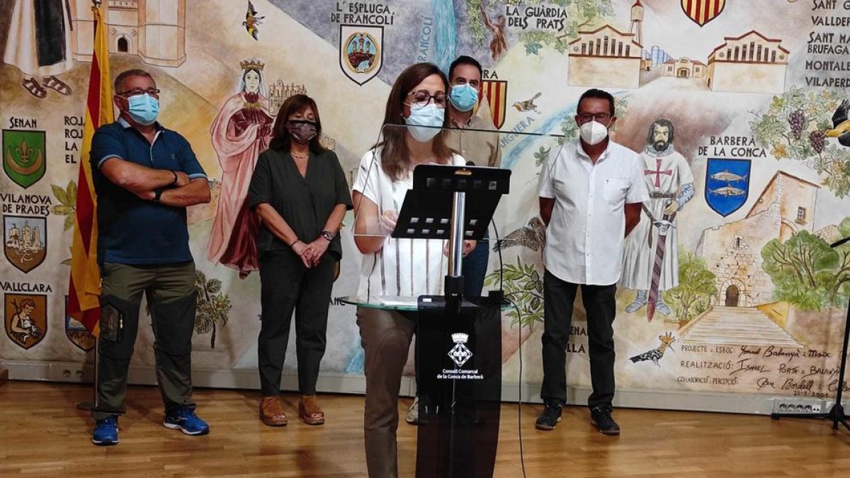 La nova presidenta del Consell Comarcal de la Conca de Barberà, Carme Pallàs (ERC), junt amb els portaveus dels grups.