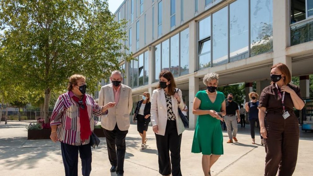 La consejera ha visitado el Campus Cataluña, donde ha conocido las facultades de Ciencias Jurídicas, Letras y Enfermería