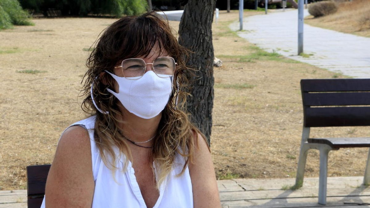 Sílvia Soler, portaveu del Col·lectiu d'afectades i afectats persistents per la covid-19, asseguda en un banc del Passeig Marítim de Castelldefels