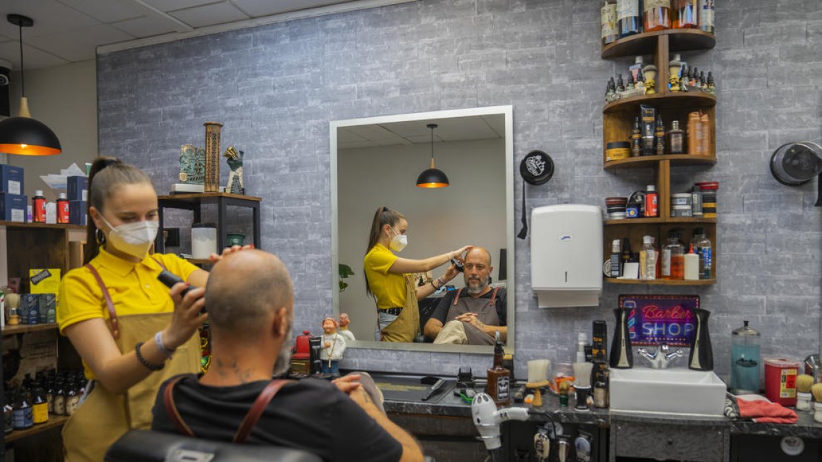 Las peluquerías, como la barbería Salcedo, son uno de los negocios afectados por la subida de la luz.