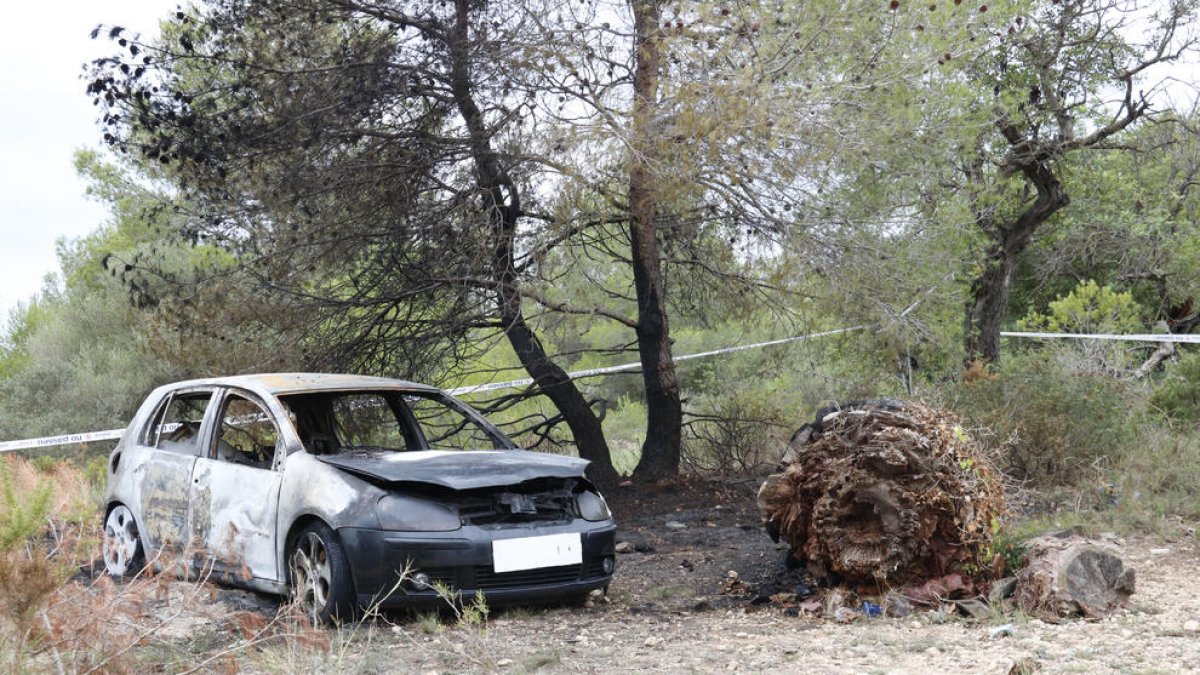 Pla obert del vehicle calcinat.