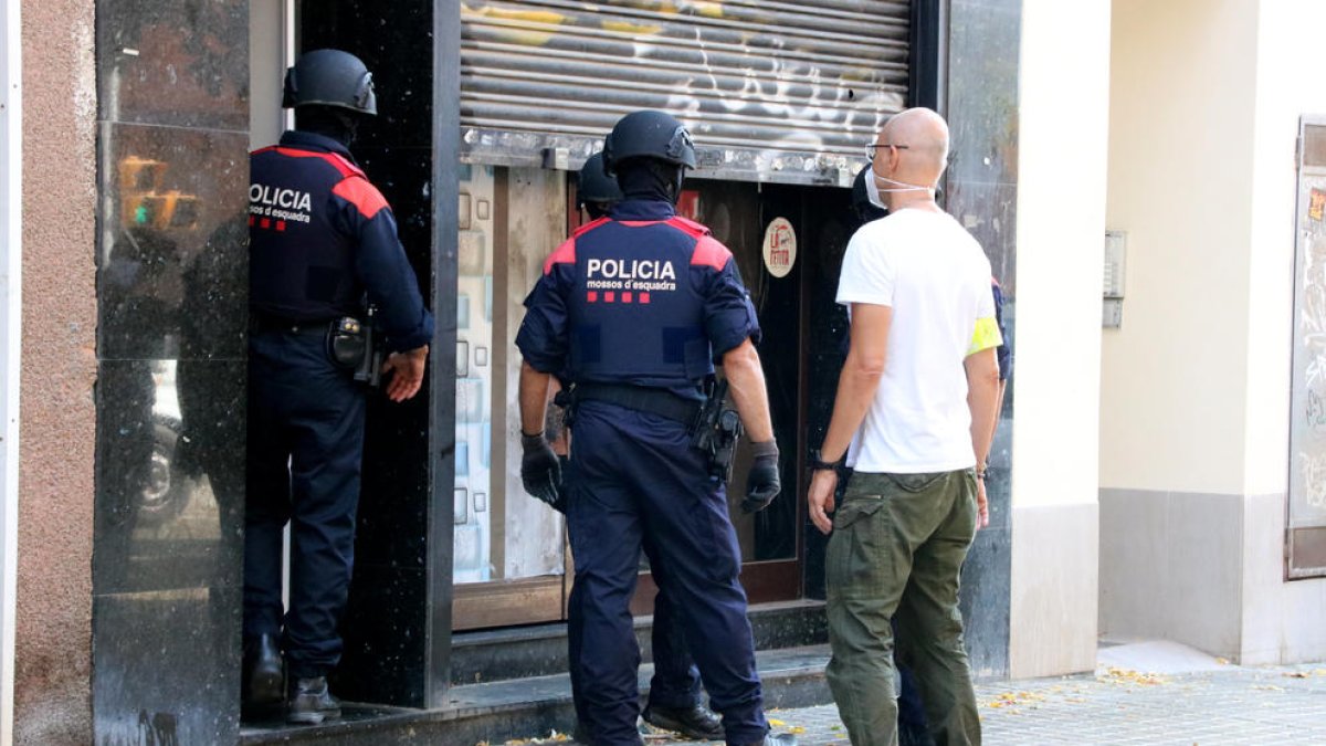 La unidad ARRO de los Mossos d'Esquadra entrante en una finca de l'Hospitalet de Llobregat.