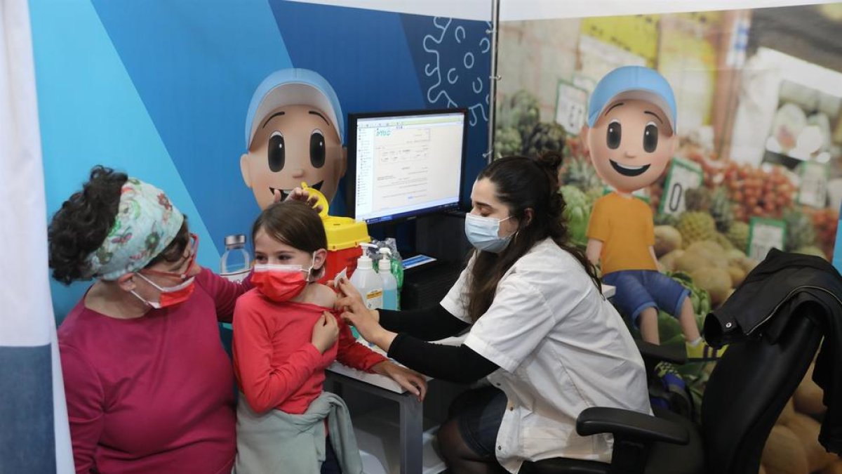 En Israel ha empezado ya la vacunación de niños pequeños.