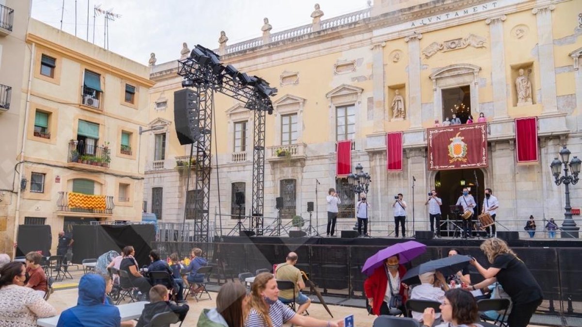 La lluvia no ha obligado a suspender el acto.