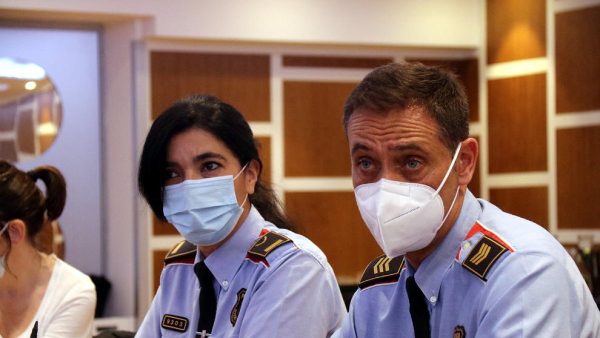 Montserrat Escudé, inspectora dels Mossos d'Esquadra i Sergi Martínez, sostinspector, explicant la campanya de prevenció de falsos revisors del gas.