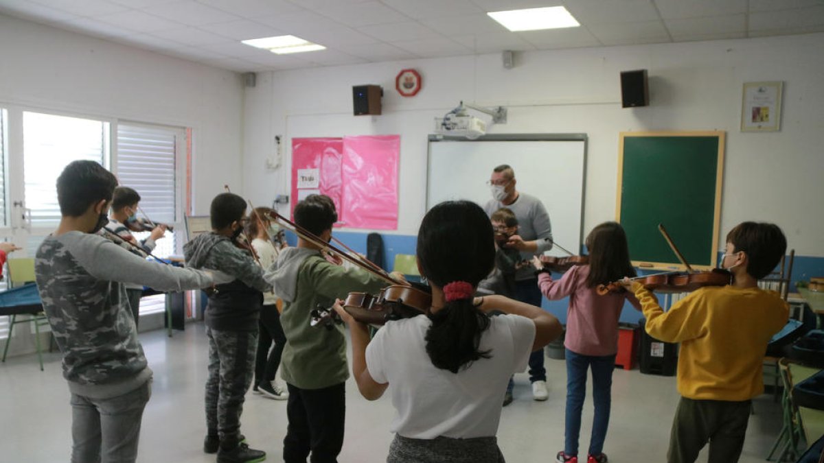 Una aula de l'escola Rubió i Ors de Reus, que a partir d'aquest curs participa en el projecte Magnet i s'alia amb el Centre de Lectura de Reus per potenciar les disciplines artístiques.