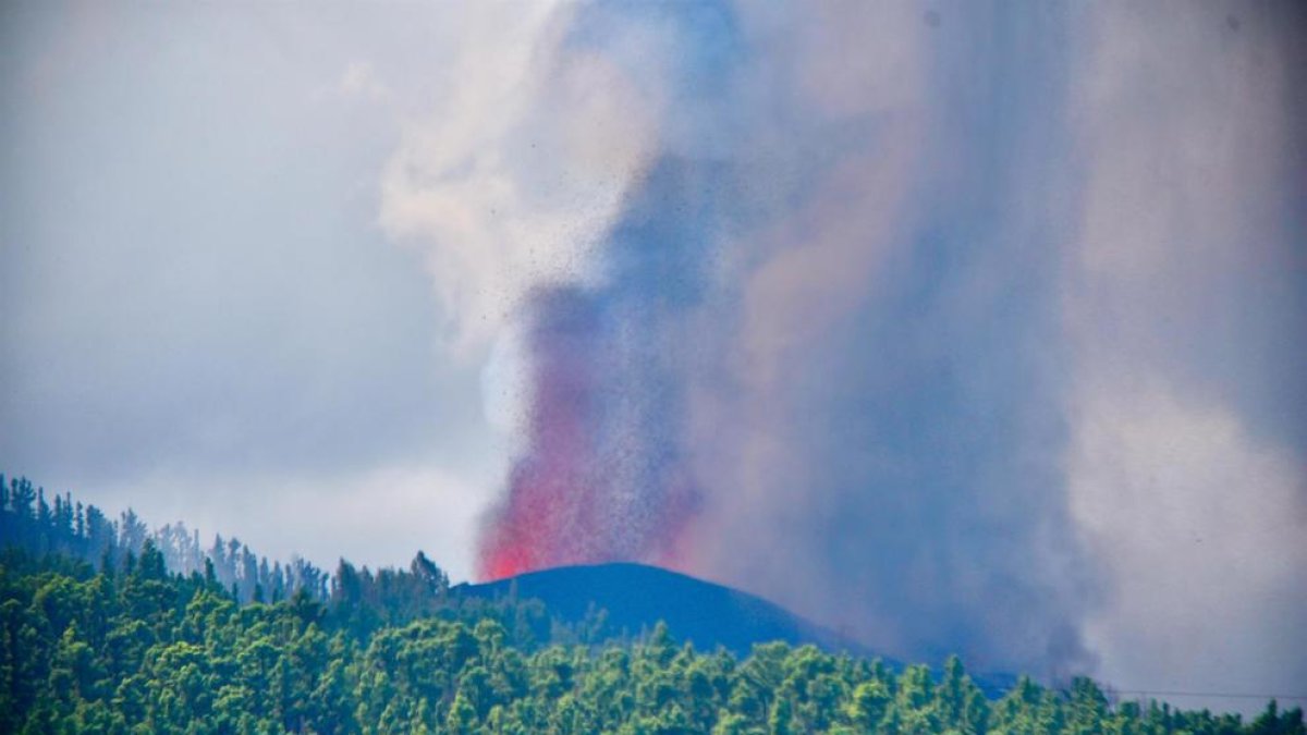 El volcà de La Palma va erupcionar diumenge.