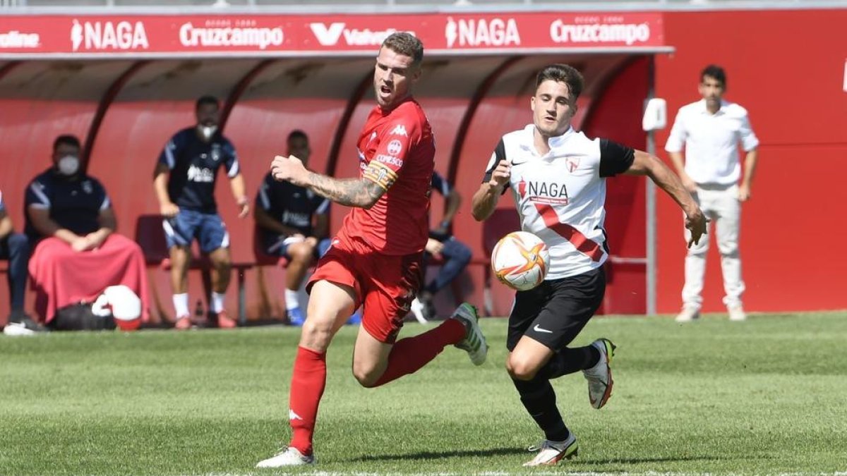 Una acción en el partido que los alicantinos jugaron la pasada jornada en el campo del Sevilla Atlético.