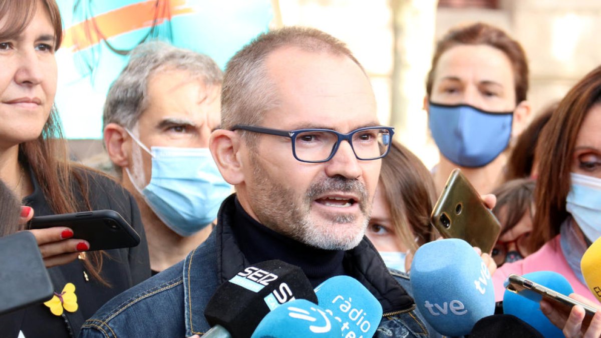El exvicepresidente del Parlamento Josep Costa atendiendo a los periodistas después de quedar en libertad y comparecer ante el TSJC.