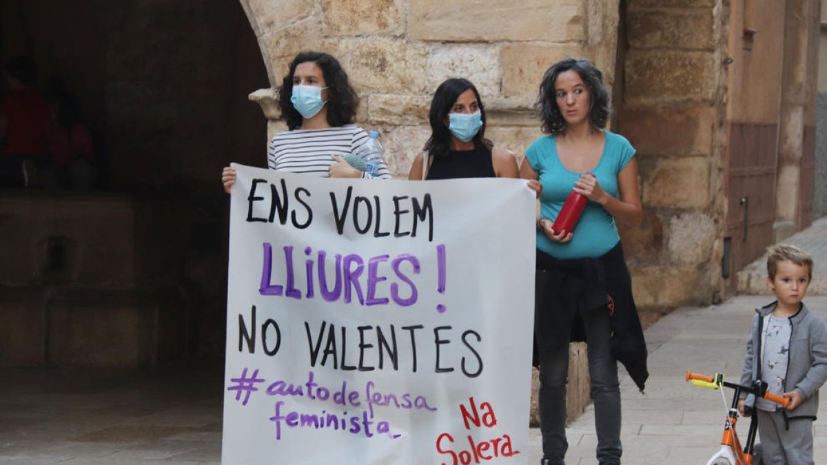 Miembros del colectivo feminista Na Solera, durante la concentración en Montblanc contra la violencia machista.
