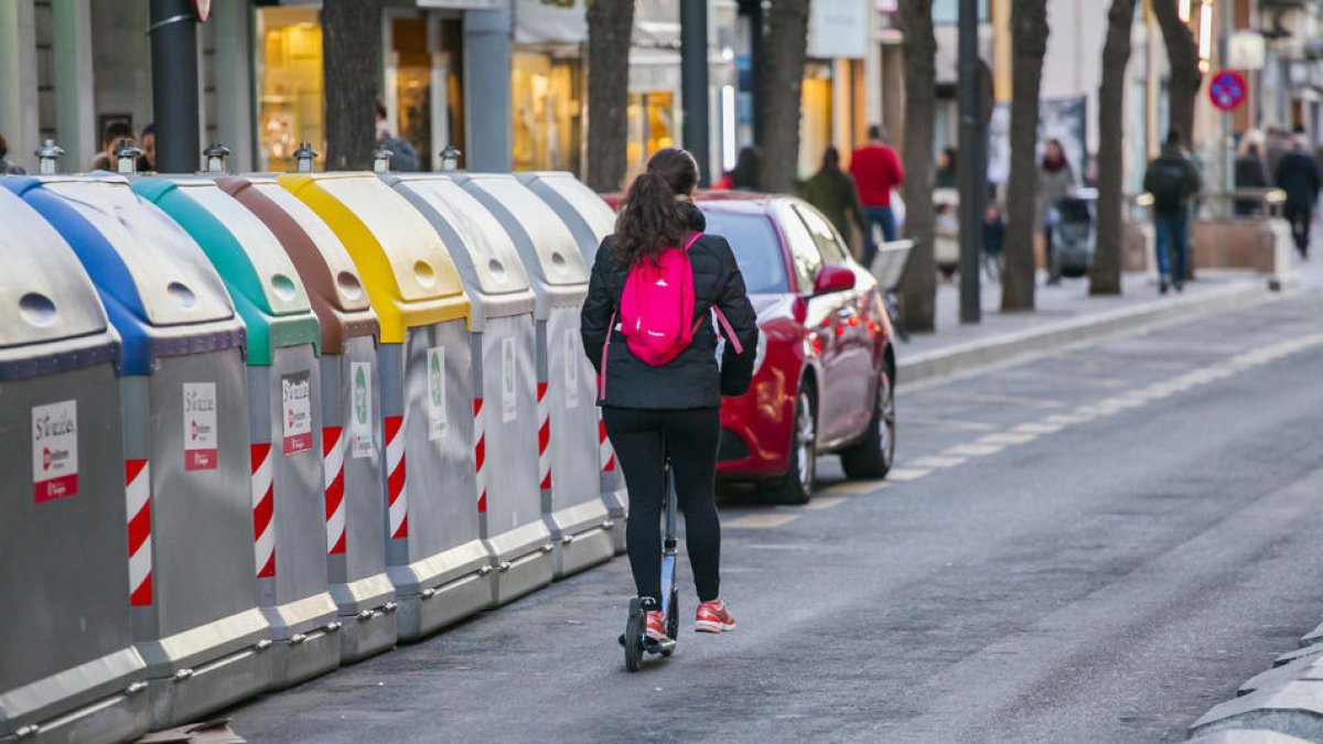 Imagen de un patinete circulante por la calle Canyelles, en el centro de la ciudad de Tarragona.