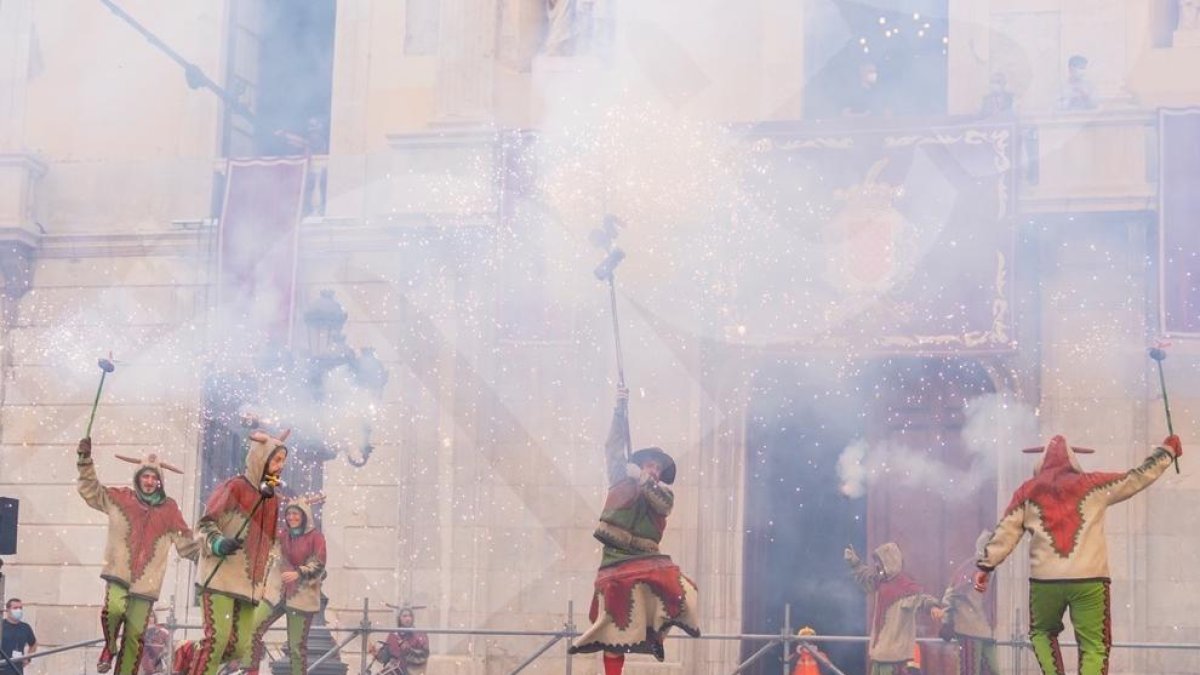 El Ball de Diables lluint-se a la Plaça de la Font.