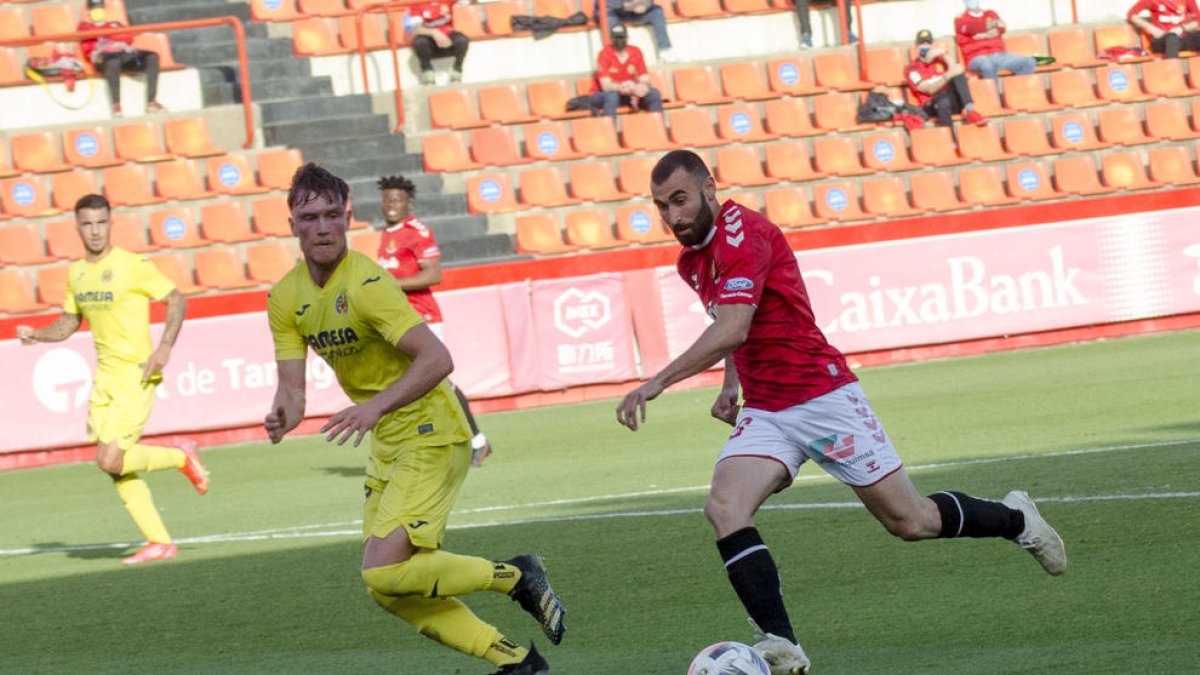 Andrei Lupu, durante una acción del Nàstic-Villarreal B de la pasada temporada, correspondiente a la segunda fase de la Liga.