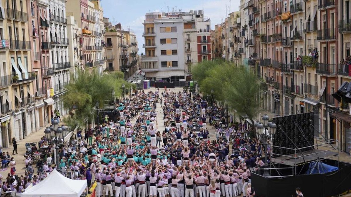 Imatge de les quatre colles a la plaça de la Font.