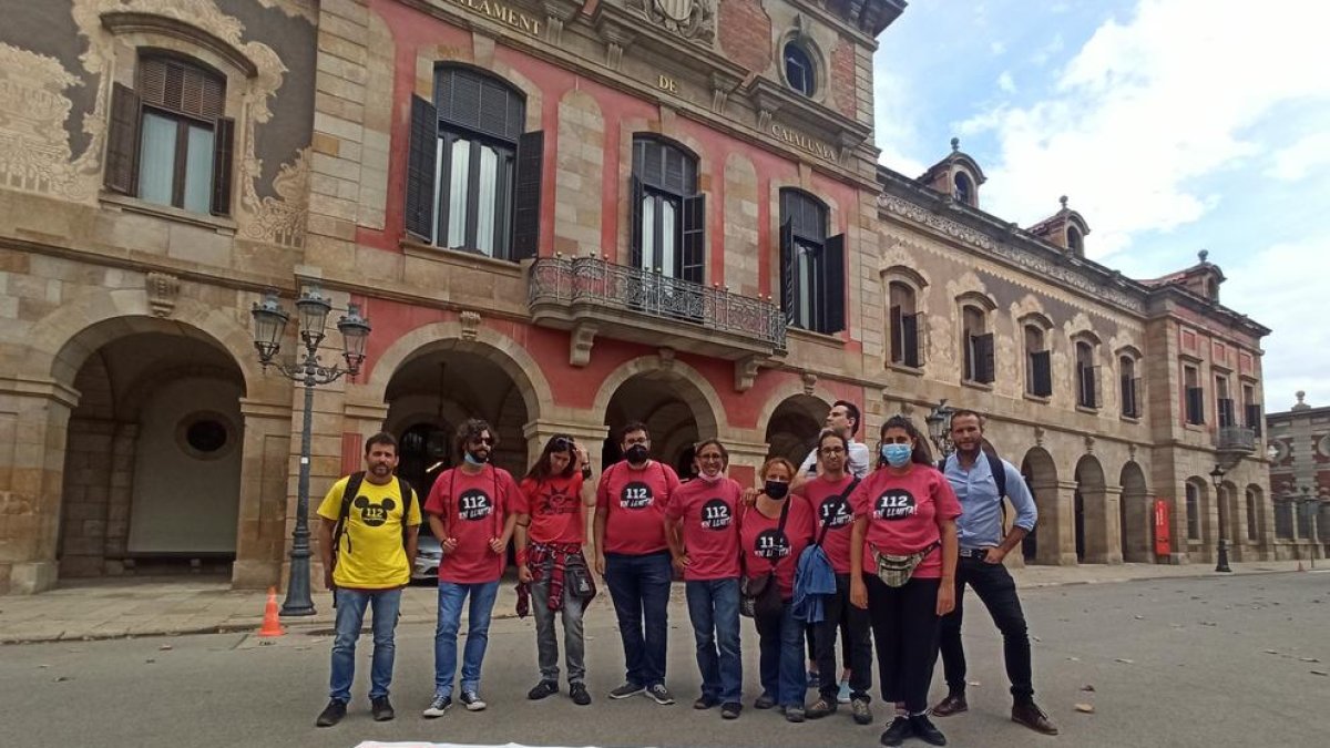 Imagen de los trabajadores ante el Parlament.