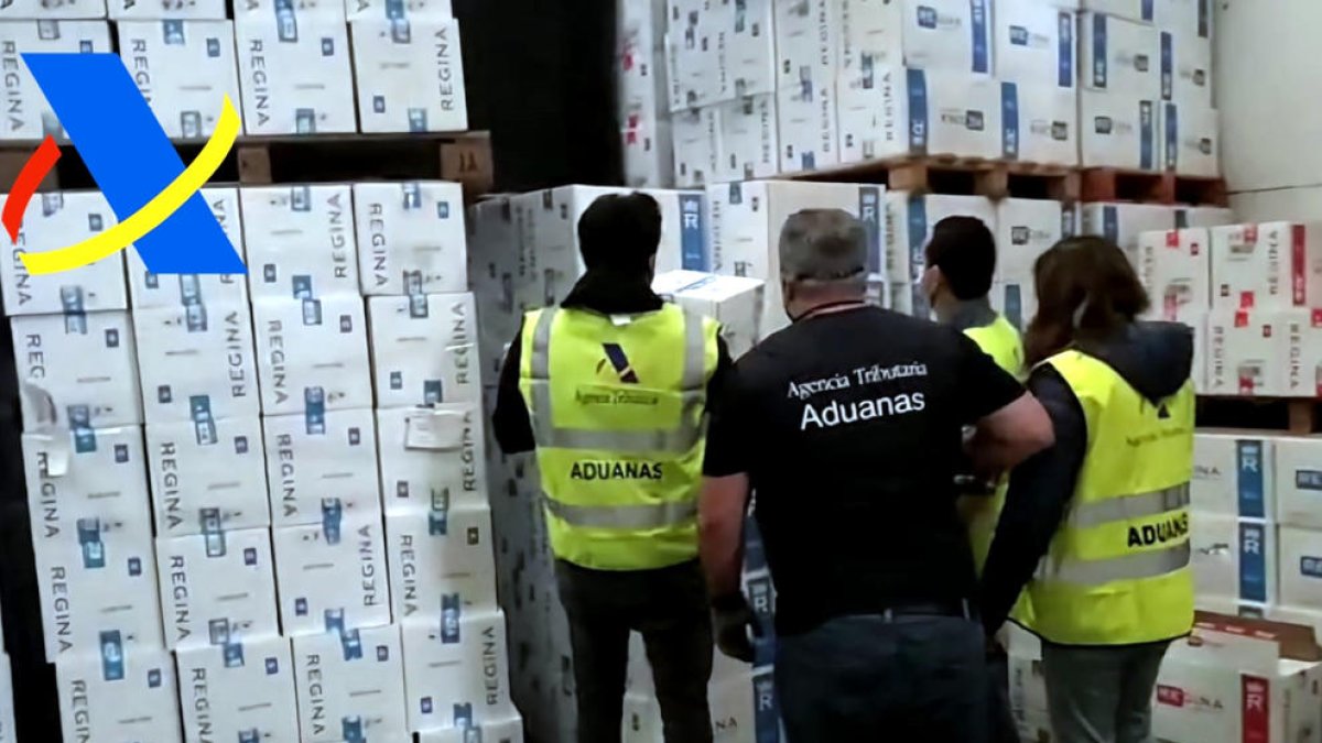 Membres de l'Agència Tributària en una nau industrial plena de tabac de contraban.