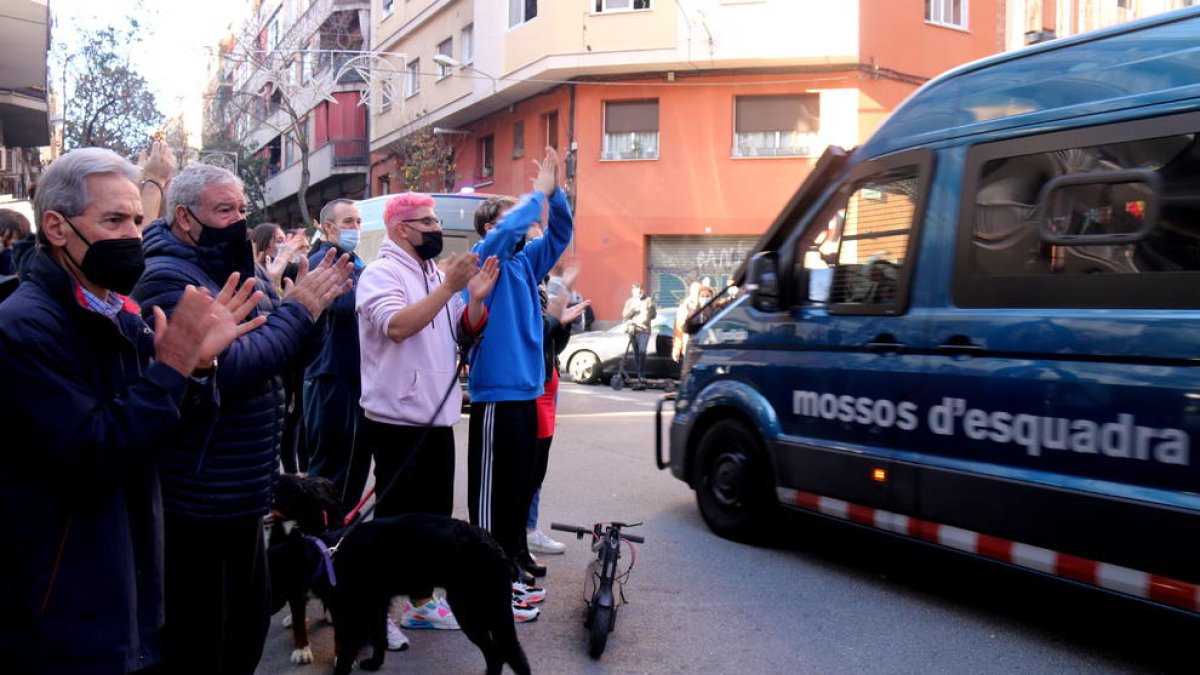 Veïns del Poble-sec aplaudint els Mossos després de l'operatiu policial.