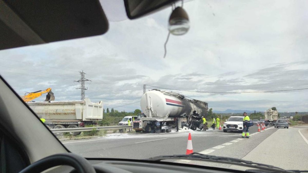 Los operarios están llevando a cabo las tareas de limpieza de la vía.