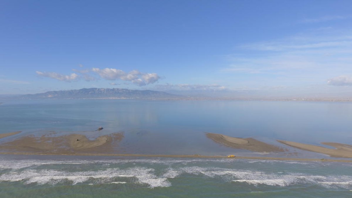 Plano aéreo de uno de los canales abiertos por la Filomena en la barra del Trabucador, cono la bahía de los Alfacs al fondo.