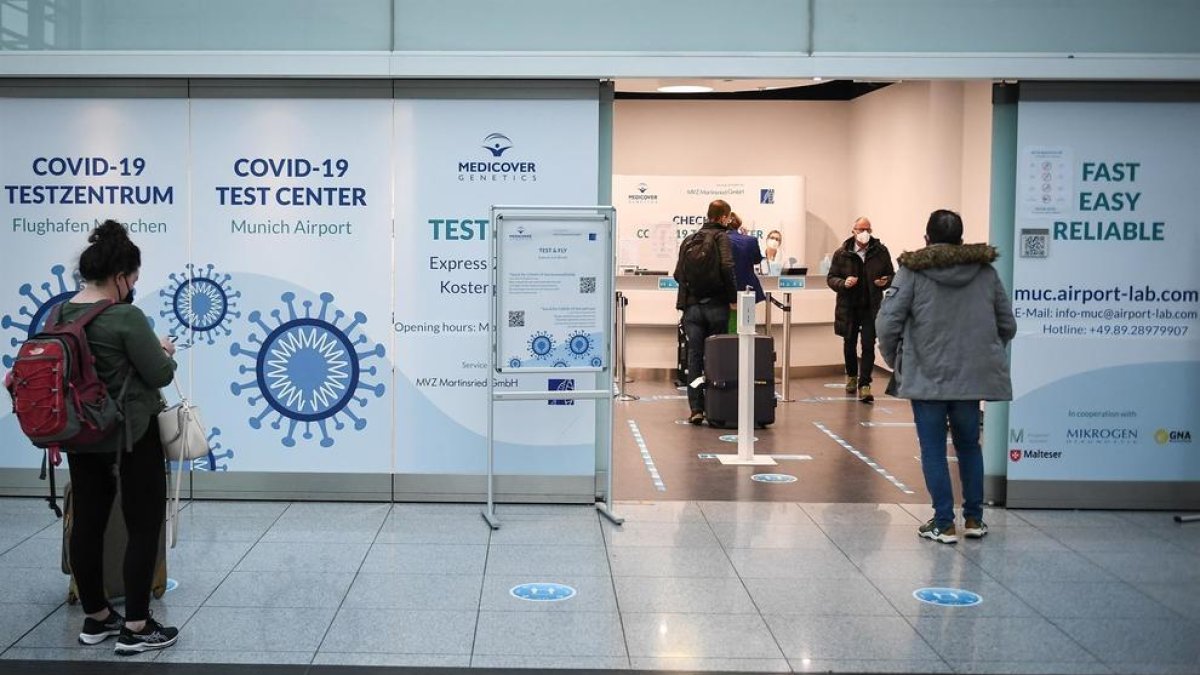 Imagen de un centro de tests covid en el aeropuerto de Munich.