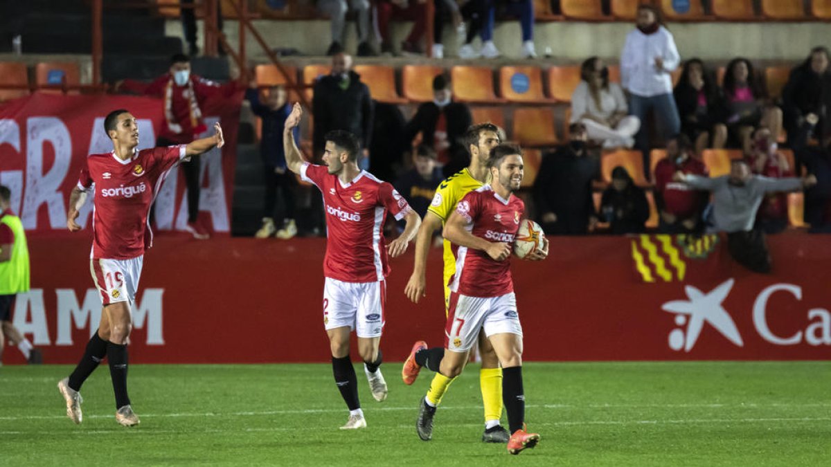 Jugadores granas celebrando un gol.