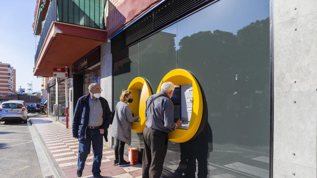 La gente mayor se ve obligada a hacer las transacciones en el cajero por los horarios limitados en ventanilla.