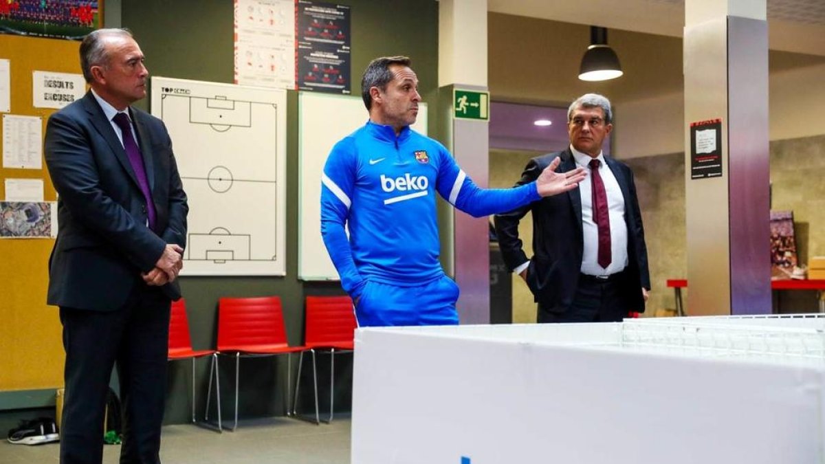 Sergi Barjuan al centre de la imatge acompanyat per Joan Laporta.