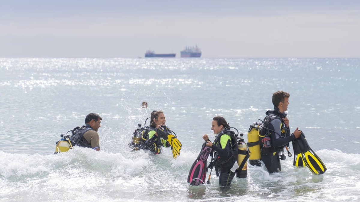 Bautizo de dos chicas en la playa de Miracle de Tarragona este domingo, 29 de agosto, de la mano de Diving Center Tarraco.