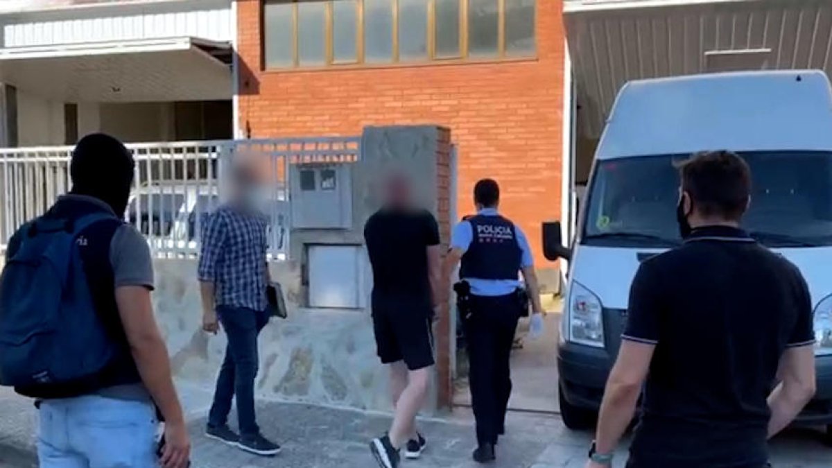 Detenció d'un dels membres del grup criminal que transportava marihuana de Catalunya al Regne Unit amagada en camions.