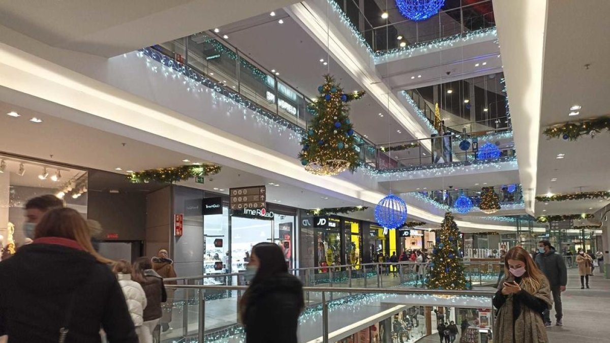 Imagen de la Fira con las luces de Navidad.