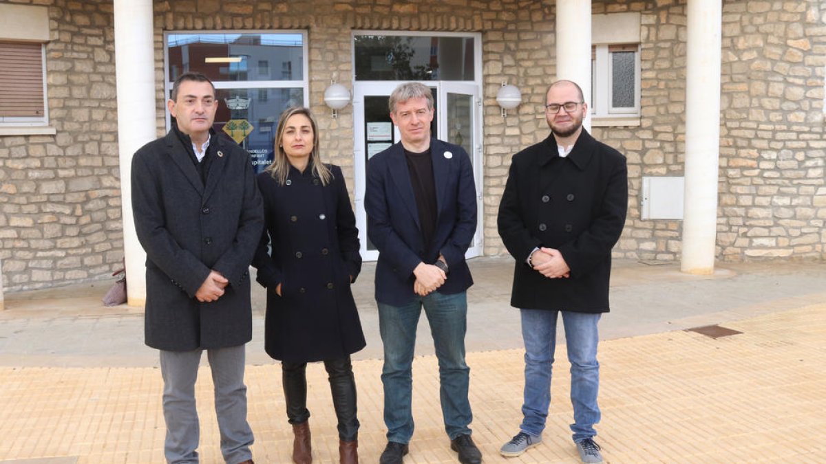 Pla sencer dels diputats republicans Josep Rufà i Xavier Castellana, amb la regidora de Vandellòs i l'Hospitalet de l'Infant, Esmeralda Saladié.